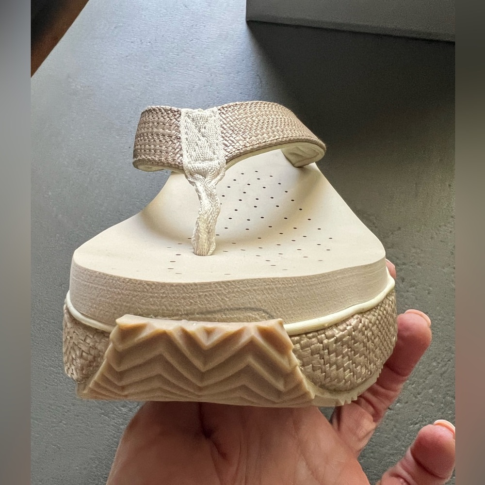 Volatile Beige Wedges/Flip flops. Super cute,goes with everything! Size 9/10.